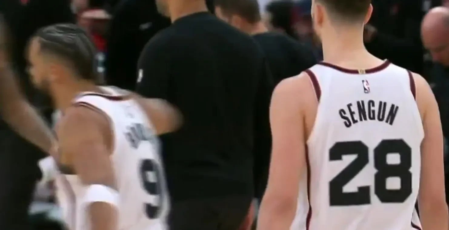 九游体育-雄鹿鏖战火箭，锡安统治全场