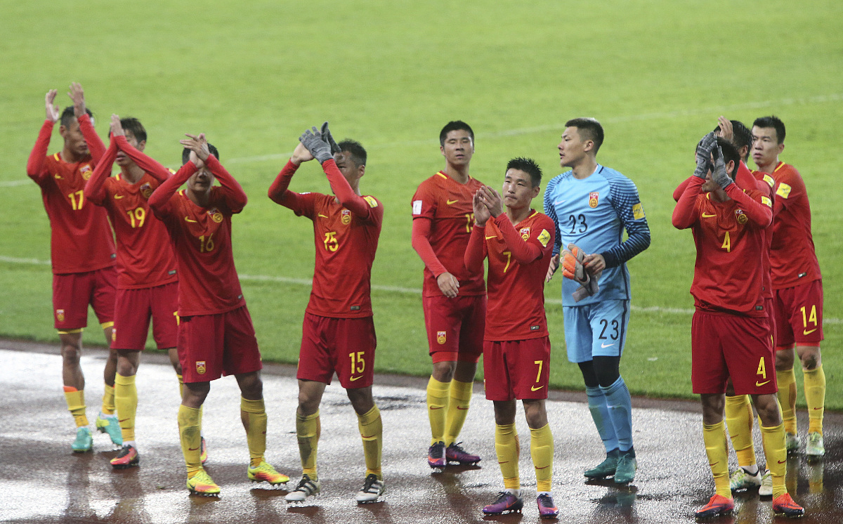 包含足球比赛场上的激情与斗志，球队备战全力以赴！的词条