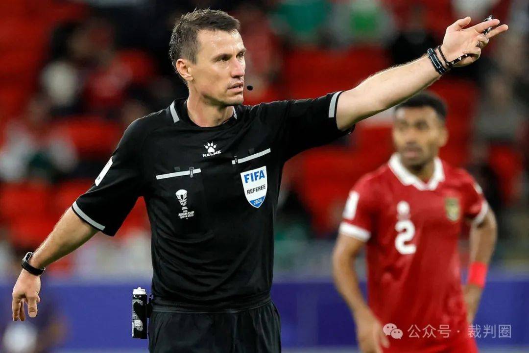足球联赛裁判员执法公正引发球员赞誉谨慎出手的简单介绍