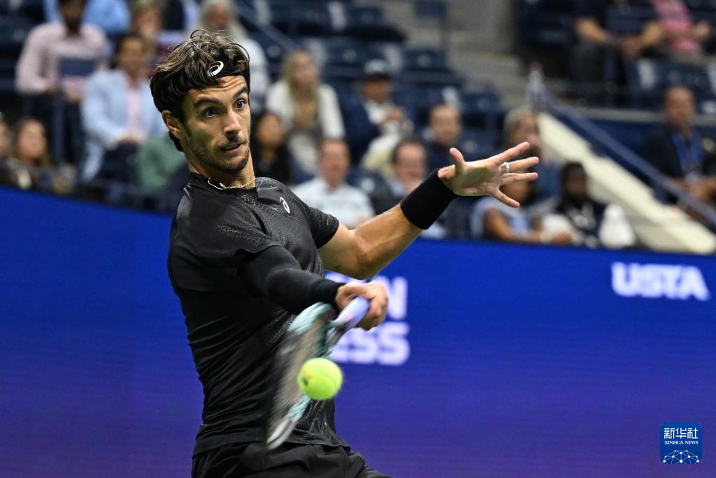 美国男子网球选手成功晋级，备战强敌