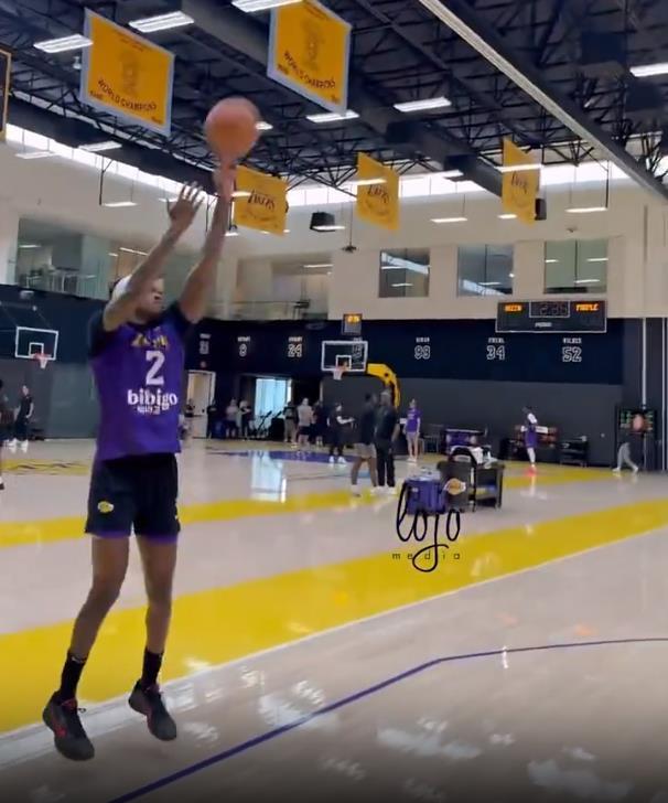 九游体育官方入口-篮球球员合练备战下一场比赛