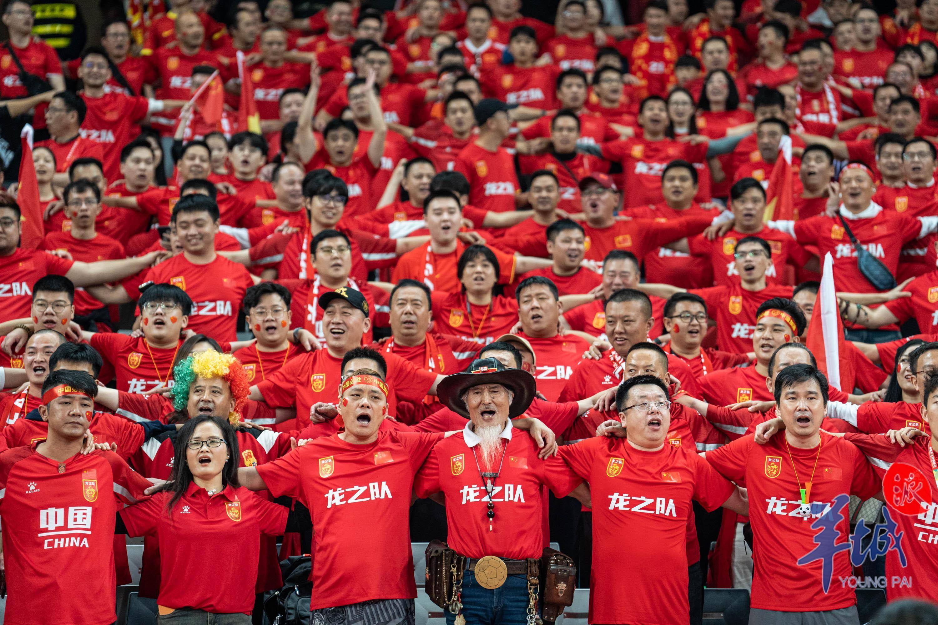 九游娱乐首页-足球比赛引发观众热情，场面火爆