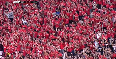 足球比赛引发观众热情,场面火爆 足球比赛引发观众热情,场面火爆