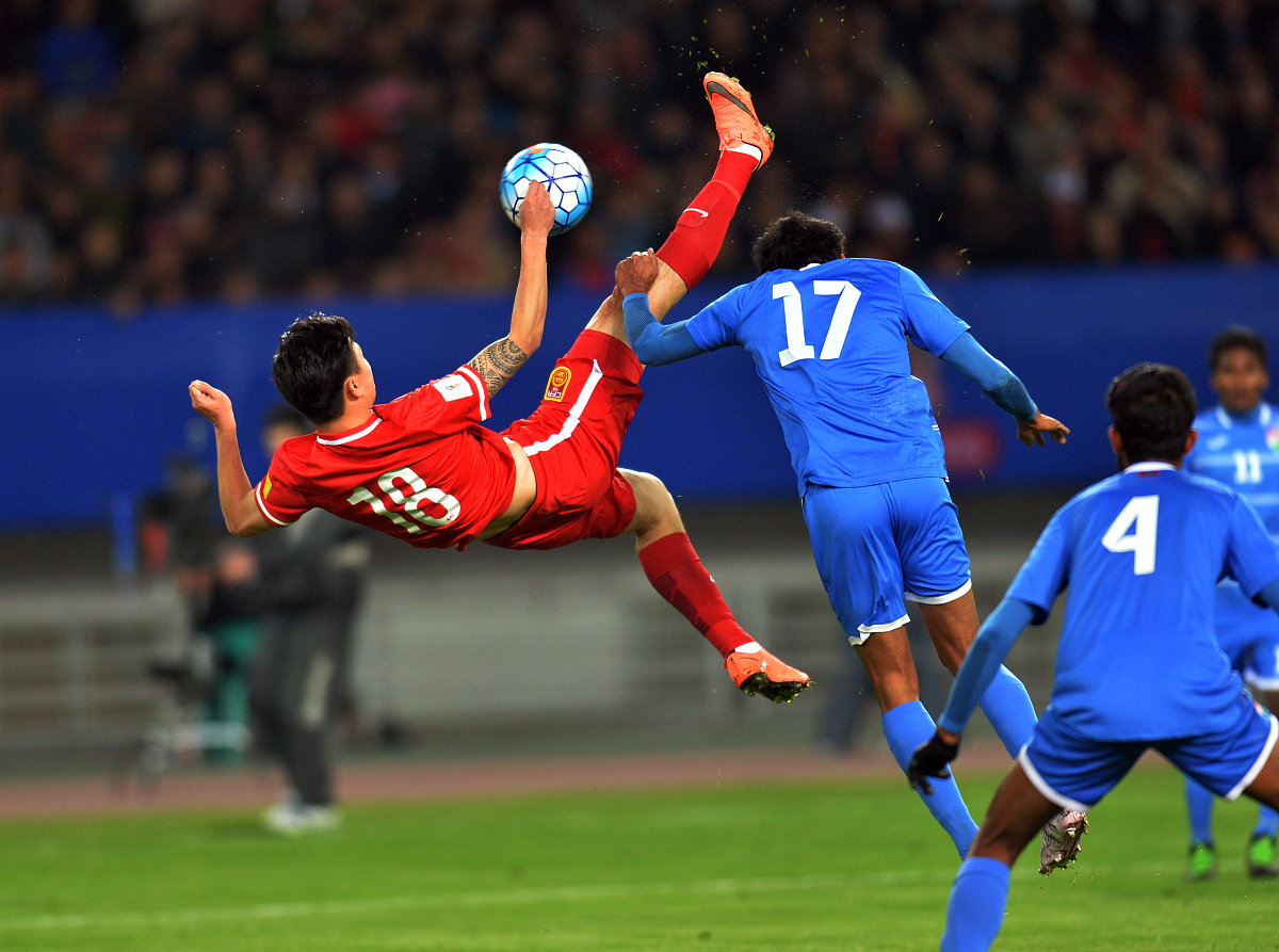 九游APP-包含足球比赛如战场，鏖战激情不减的词条