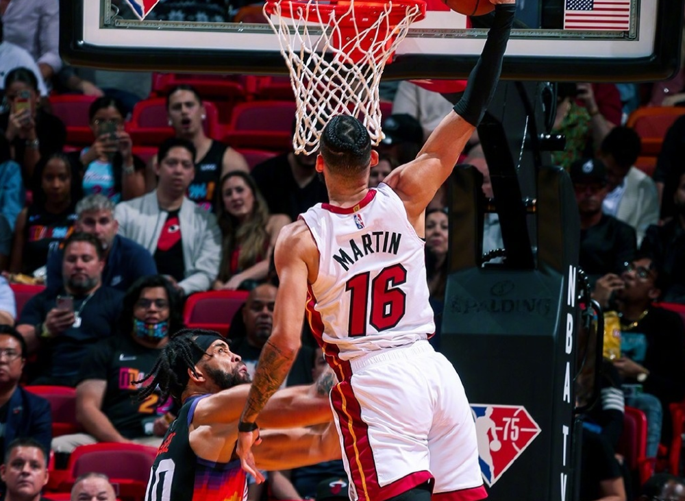 包含热火碾压广东队，布克惊艳四座的词条