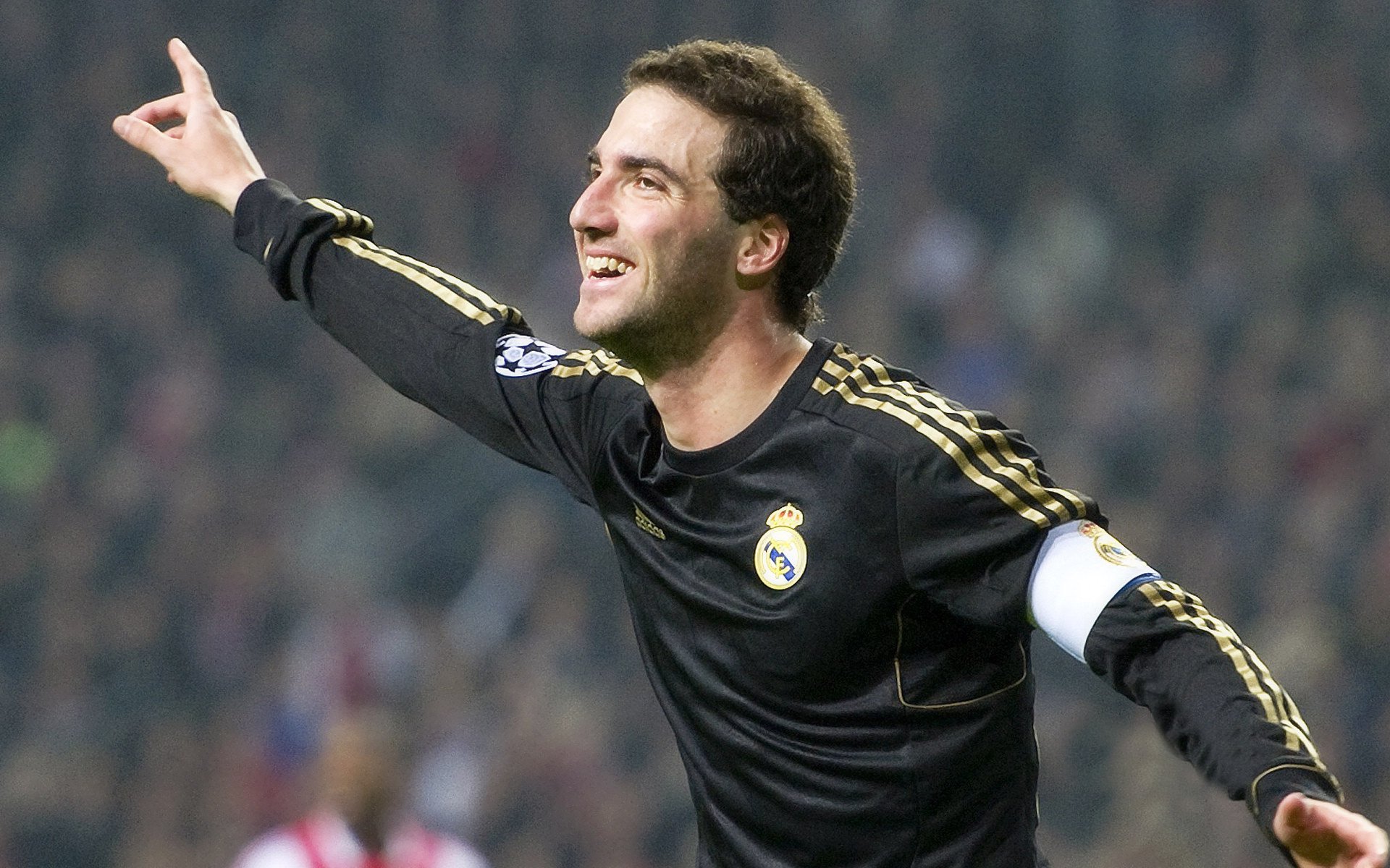 非洲新王登基！几内亚国家队狂胜AC米兰，法比尼奥化身关键先生引爆足坛