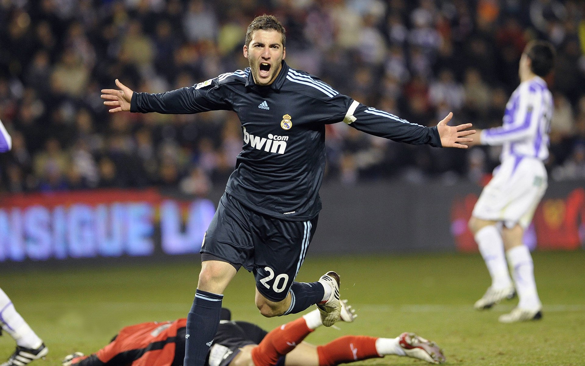 F1新赛季揭幕战之夜，霍勒迪惊艳四座，黑暗中的光芒撕裂夜空